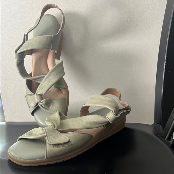 BeautiFeel Shoes - BeautiFeel Green Leather Sandals w/ Adjustable Straps and Cushioned Footbed